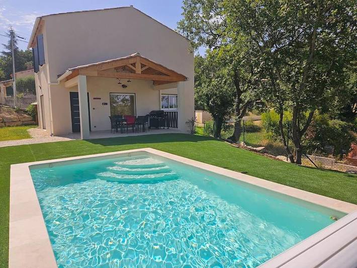 Location de vacances pour 6 personnes, avec Terrasse ainsi que Jardin et Piscine à Sainte-Tulle