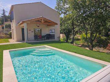 Gîte pour 6 personnes, avec piscine ainsi que jardin et terrasse à Sainte-Tulle