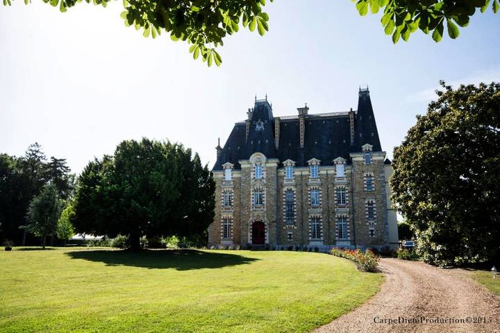Chambre d’hôte pour 2 personnes, avec Terrasse ainsi que Jardin et Piscine à Parigné-l'Évêque