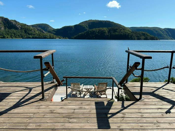 Retro-Strandhaus mit Steg am Åptafjord in Farsund