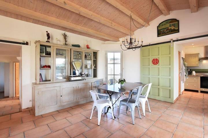 Location de vacances pour 10 personnes, avec terrasse ainsi que jardin et piscine dans Plage des Gollandieres (Le Bois-Plage-en-Re) - 4