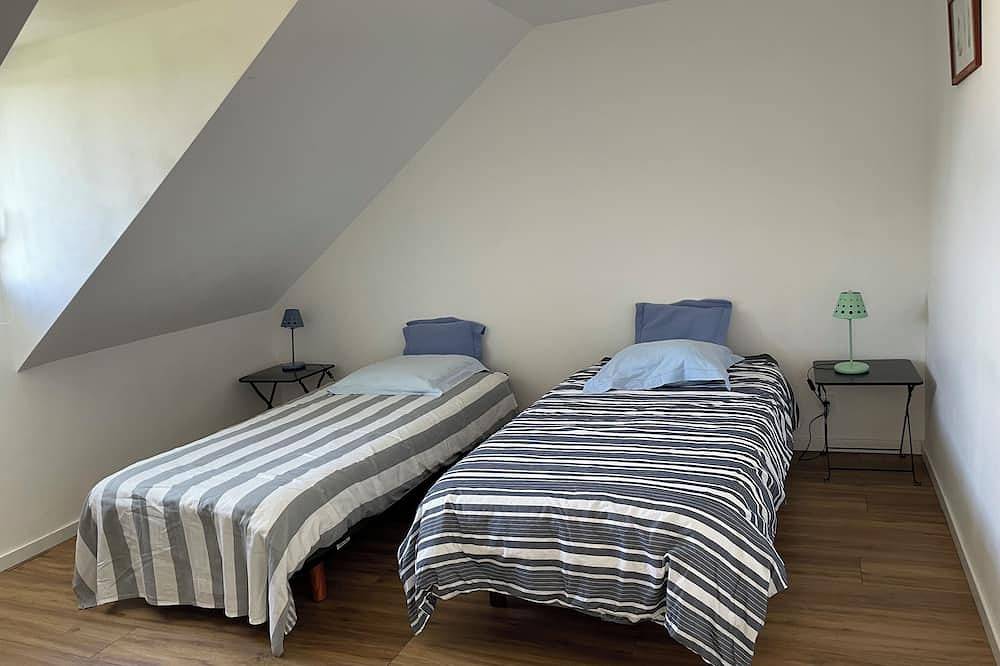 Charming renovated farmhouse - private heated pool 300m from the beach in Porspoder, Región de Brest