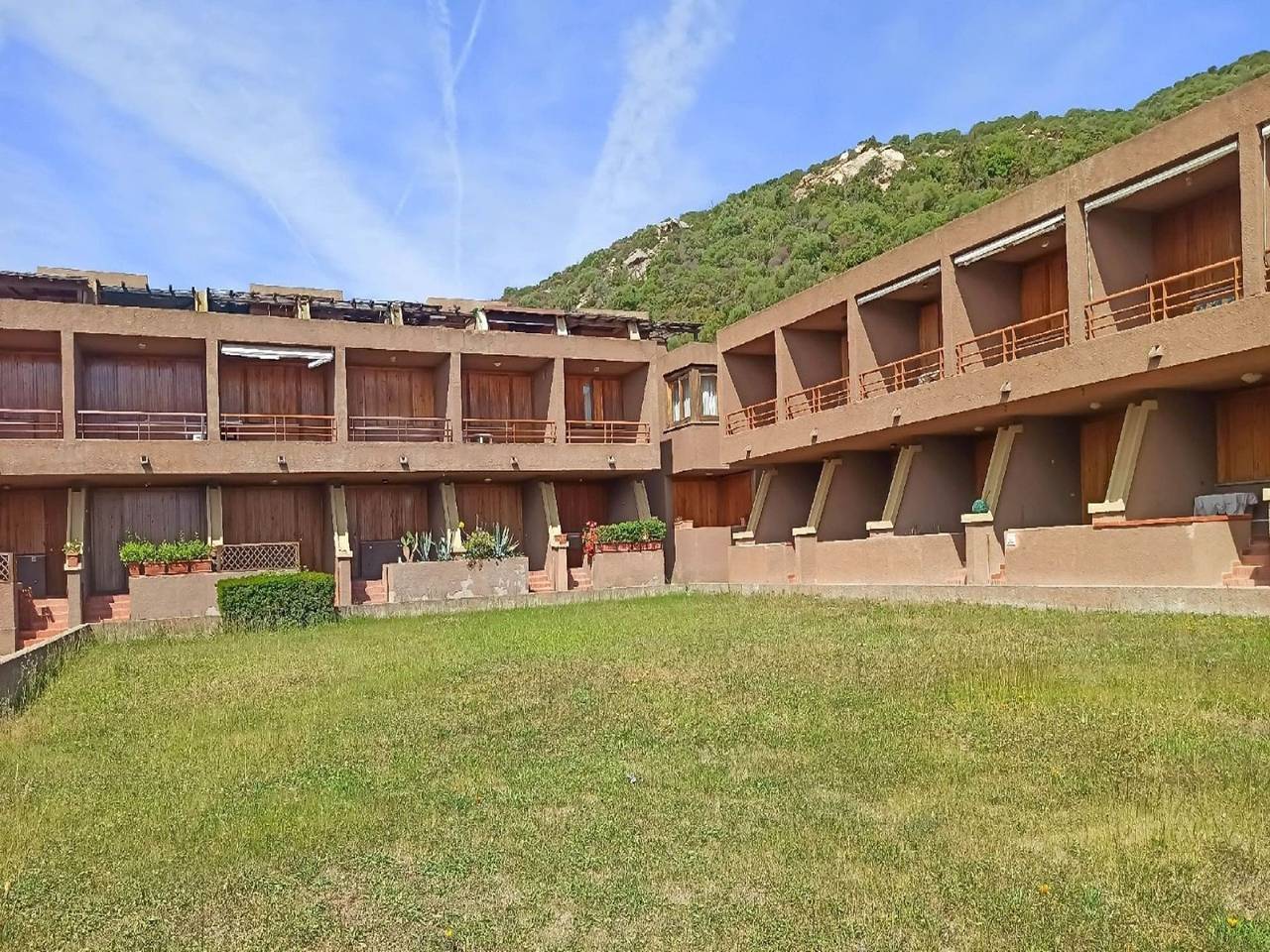 Entire apartment, Apartment in Olbia with shared garden in Cugnana Verde, Olbia