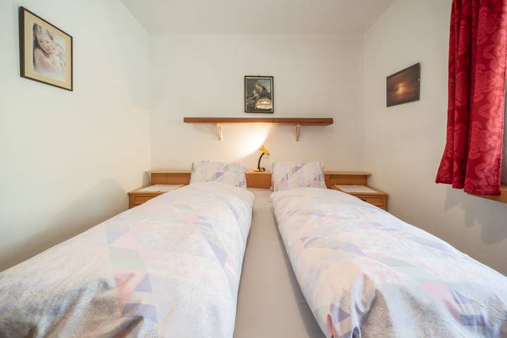 Ganze Wohnung, Chasa Rosa 2: 2.5-Zimmerwohnung im idyllischen und sonnenverwöhnten Bergdorf Vnà in Vnà, Valsot
