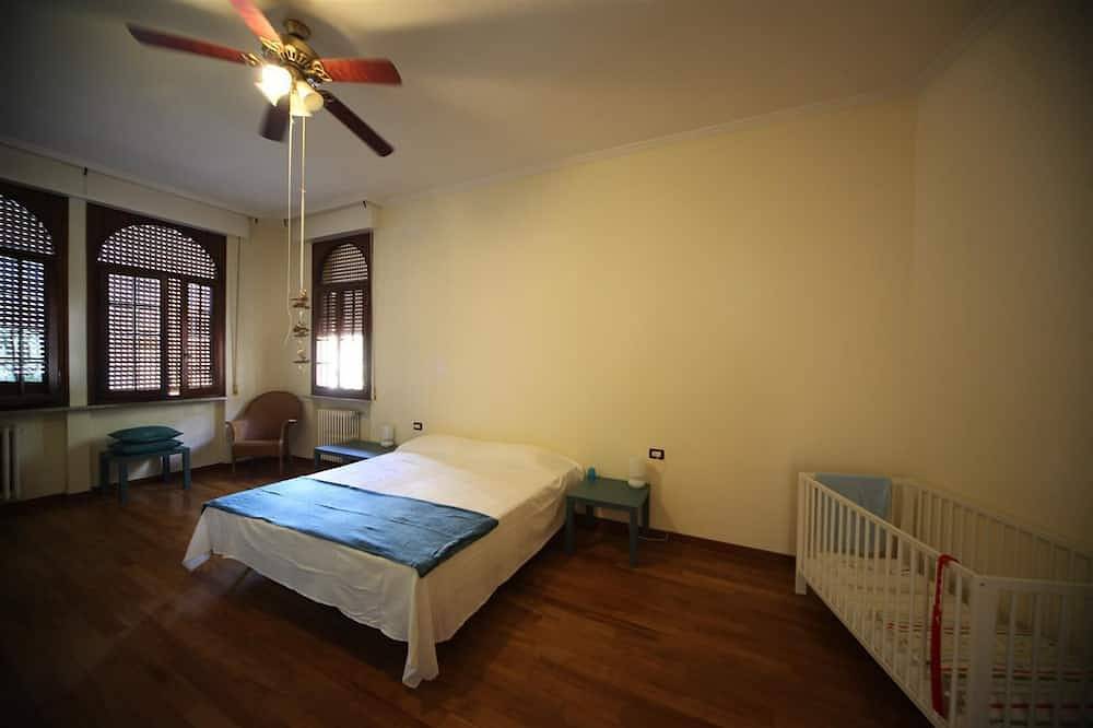 Sehr geräumige Villa in der Toskana mit großem Garten. Strand und Golfplatz zu Fuß erreichbar in Tirrenia, Pisa