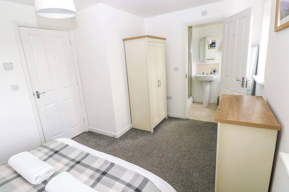 69 Ffordd Y Meillion, pet friendly, with a garden in Llanelli in Llanelli, Carmarthenshire