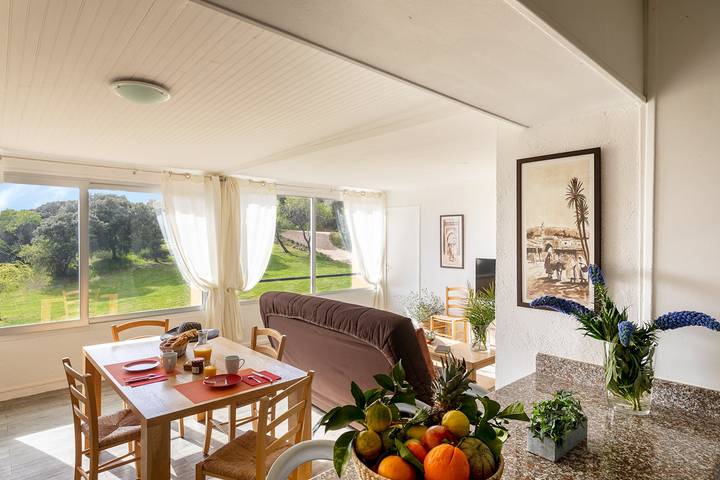 Gîte pour 6 personnes, avec terrasse ainsi que jardin et piscine à Cargèse