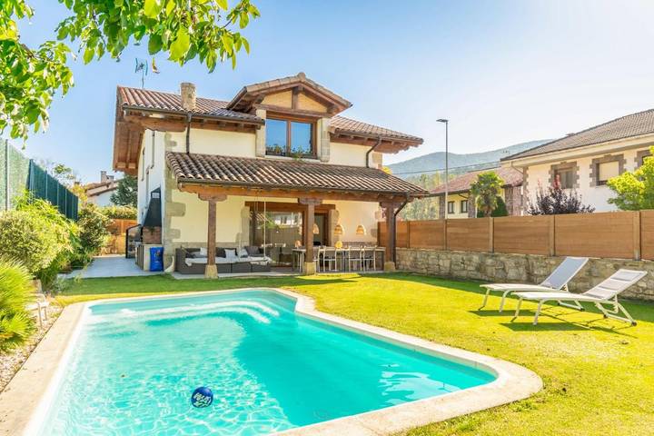 Chalet para 6 personas, con jardín además de terraza y piscina, Se admiten mascotas en Navarra