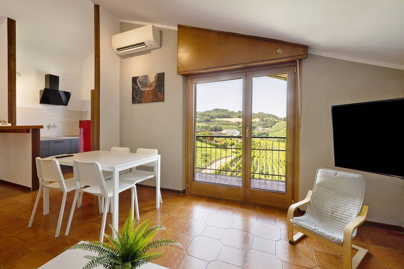 Apartamento entero, Apartamento 'La Terrazza' con vistas a la montaña, Wi-Fi y aire acondicionado in Cassinasco, Langhe