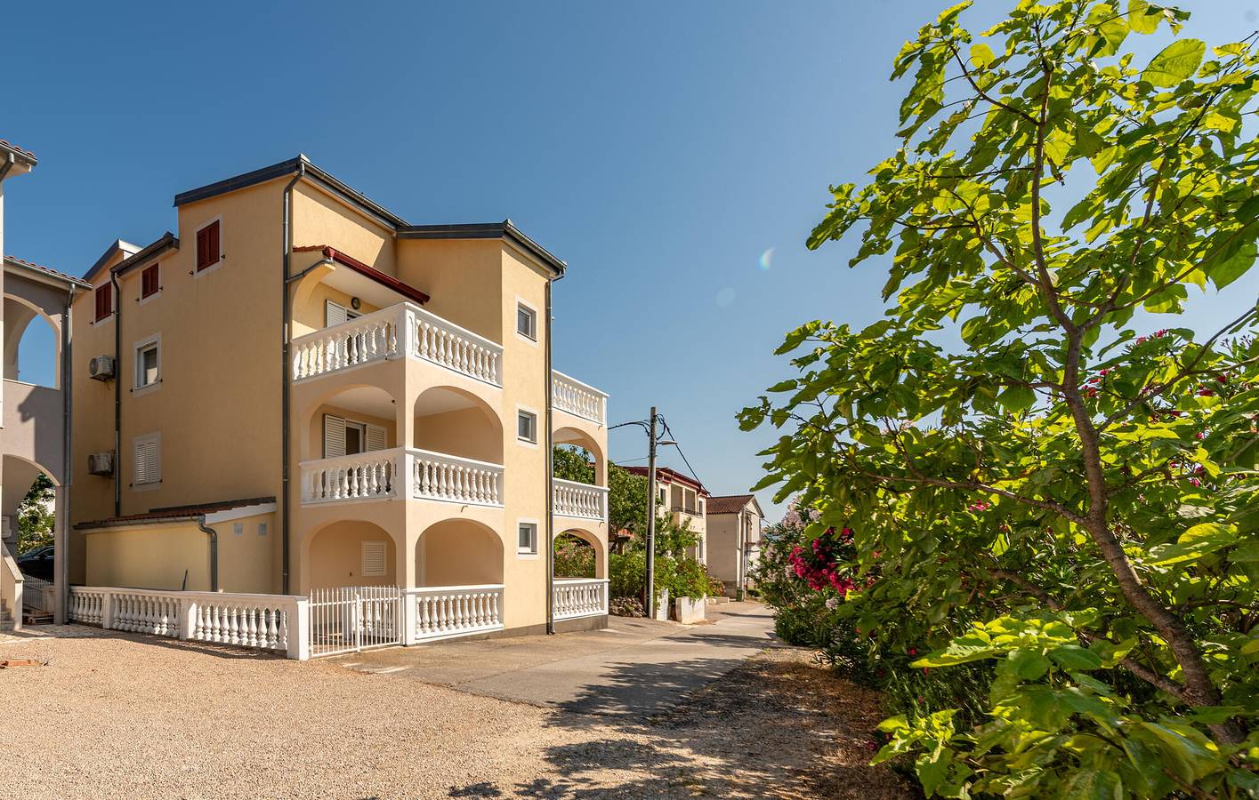 Ganze Ferienwohnung, Ferienwohnung für 4 Personen mit Terrasse in Starigrad, Zadar