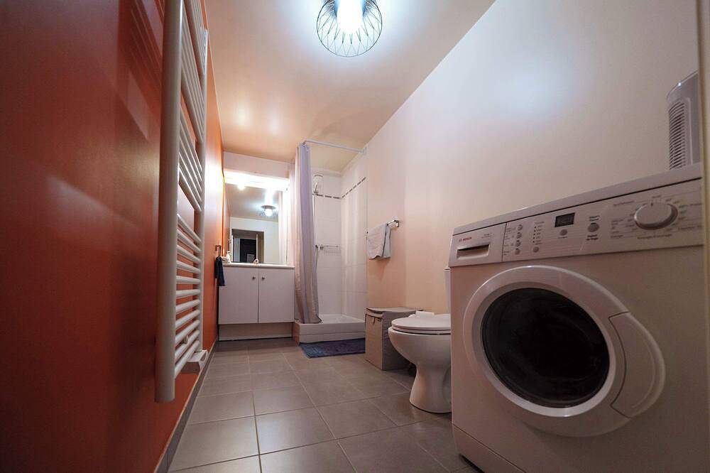 Apartamento entero, \"The Cube\", beautiful duplex, parking and métro 11 in Romainville, Sena-Saint Denis