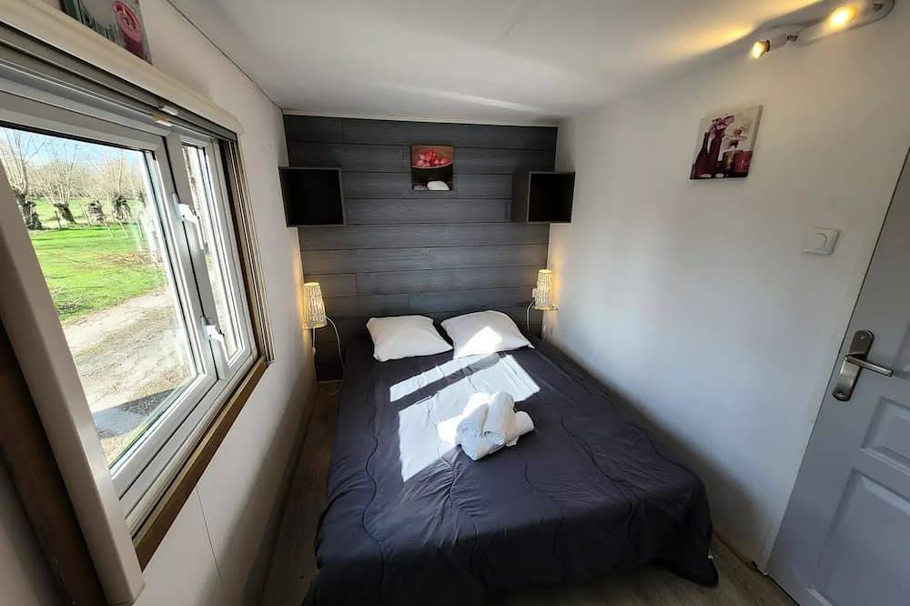 Mobilhome Confort 33 m² (2 chambres) + Terrasse + Tv 4 personnes in Coulon, Région de Niort