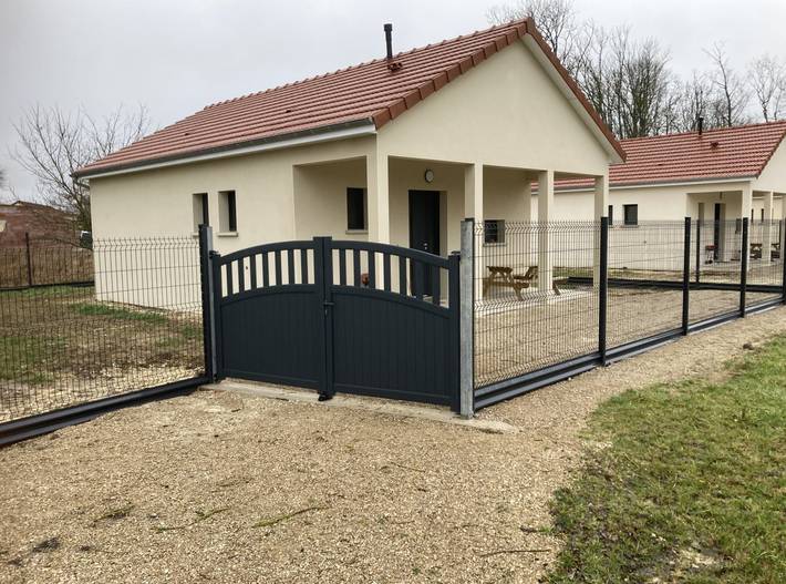 Gîte pour 4 personnes, avec piscine ainsi que terrasse et jardin