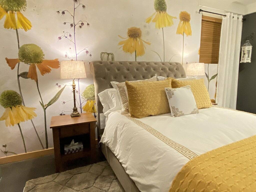 Charming & Inviting Railtown Suite - Walk Überall! in Nelson, Whitewater Ski Resort