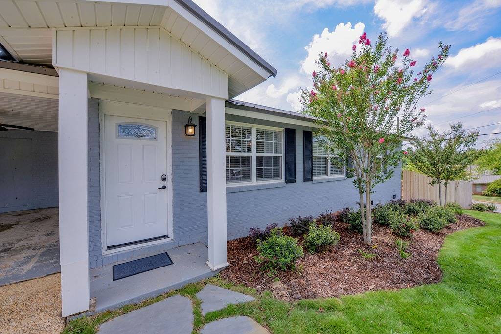 Bama Cottage-Newly renovated with pool, games, playground and more! in Tuscaloosa, Tuscaloosa County