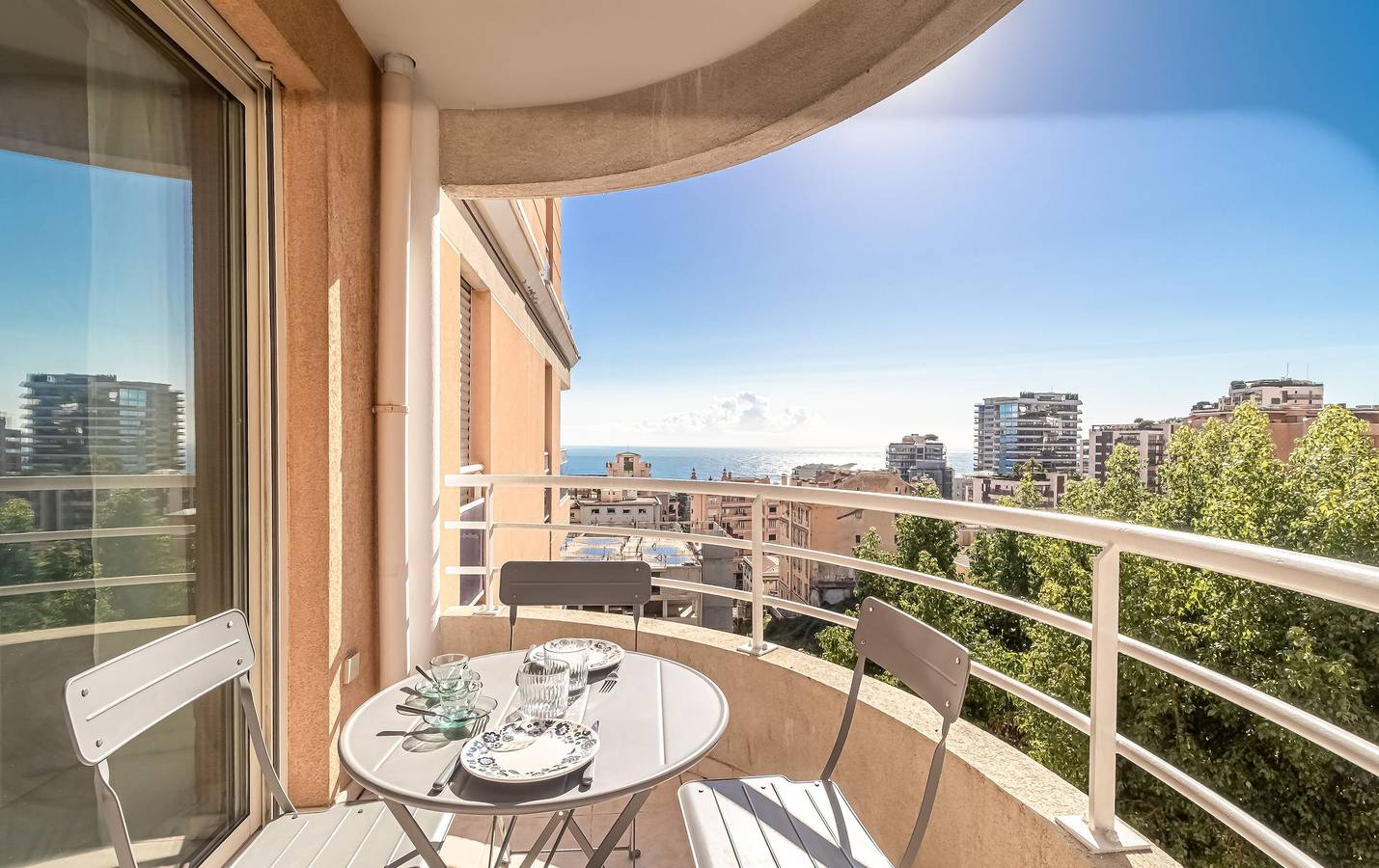 Appartement entier, 1 room apartment 1 minute from Monaco in Beausoleil, Côte méditerranéenne (France)