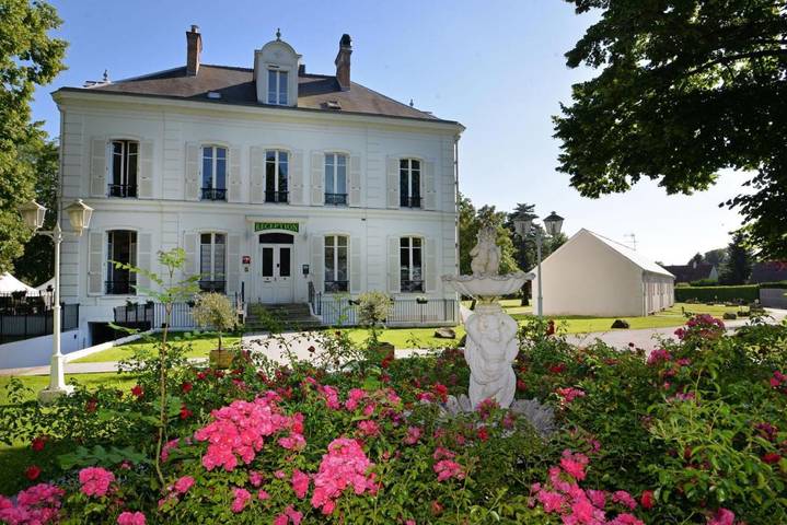 Hôtel pour 2 personnes, avec Terrasse ainsi que Jardin et Vue à Nangis