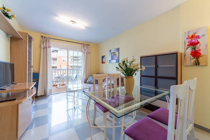 Apartamento entero, Apartamento 'Esbamar Vi' con piscina compartida, Wi-Fi y aire acondicionado in Las Marinas Roquetas, Roquetas de Mar
