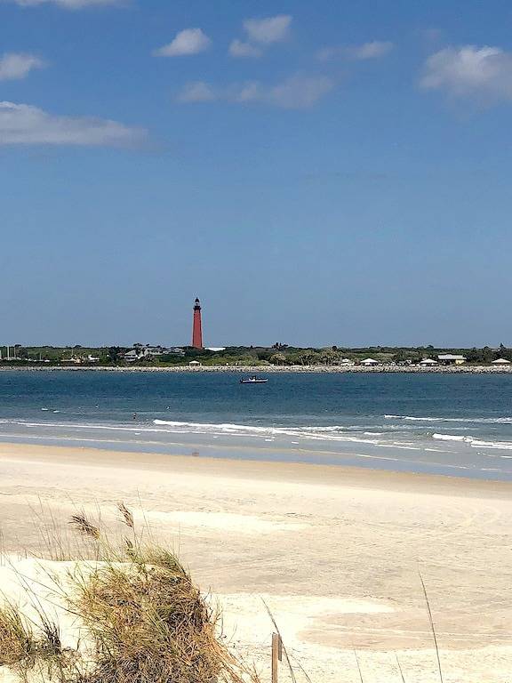 Vacation rental for 6 people, with hot tub and yard as well as pool in New Smyrna Beach