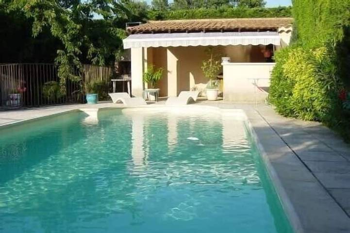 Gîte pour 4 personnes, avec terrasse ainsi que piscine et jardin