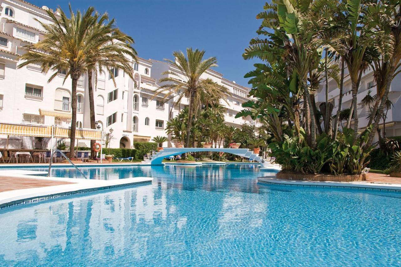 Ganze Wohnung, Beach Access Apt in Playa Real | Pool & Terrace - Pass the Keys in Marbella Ost, Marbella