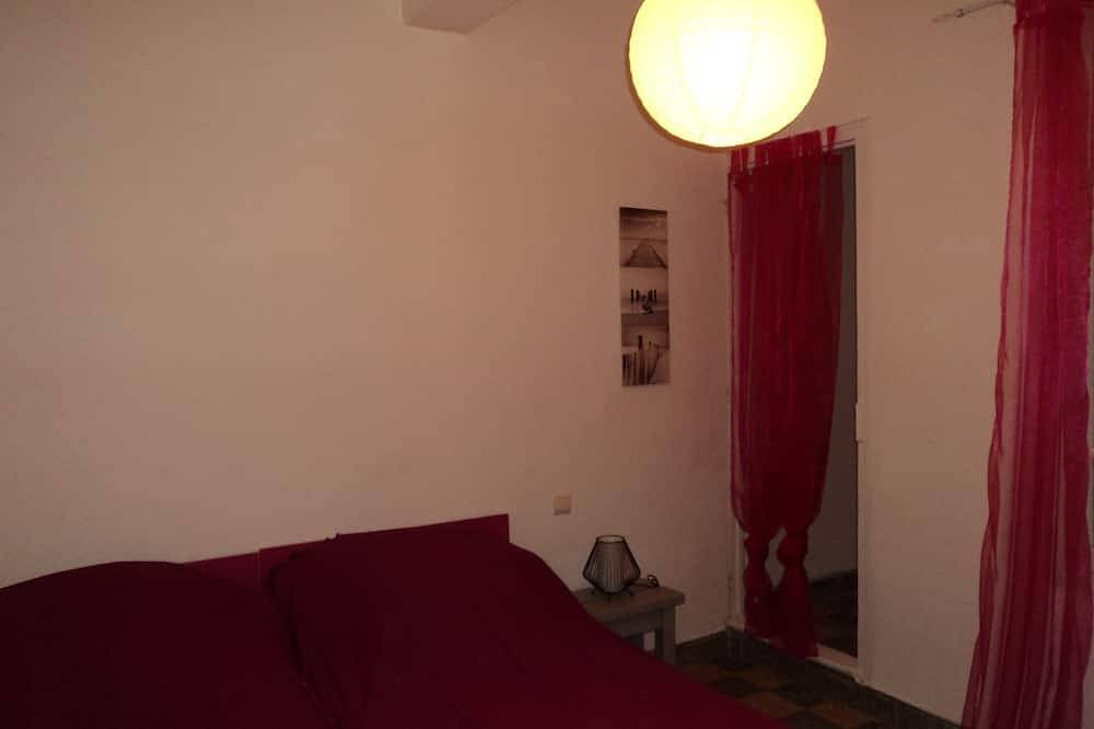 Appartement entier, Appartement 1° étage, 70 m2 à 50 mètres de la plage et de son clocher. in Côte Vermeille, Collioure
