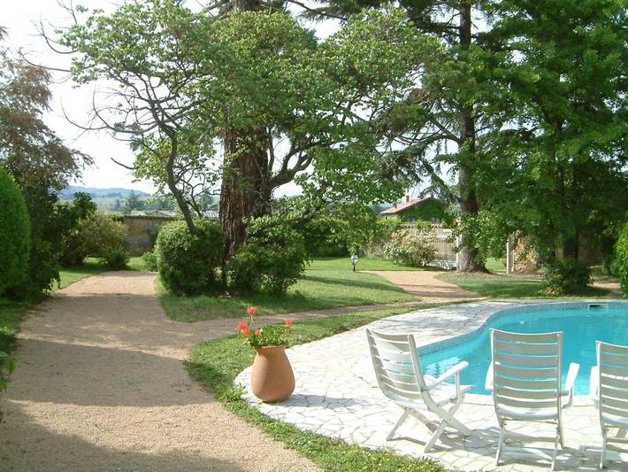 Chambre d’hôte pour 2 personnes, avec vue ainsi que piscine et jardin, animaux acceptés à Denicé