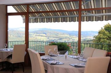 Hôtel pour 2 personnes, avec vue ainsi que piscine et terrasse, animaux acceptés à Château-Chinon (Ville)