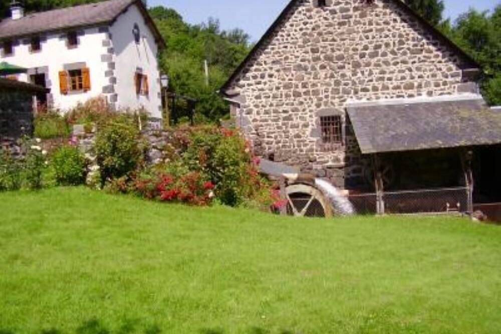 Oude watermolen in de buurt van de vulkanen in Saint-Pierre-le-Chastel, Regionaal natuurpark van de vulkanen van de Auvergne