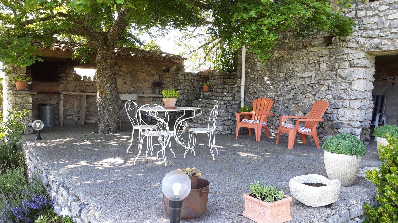 Gîte für 5 Personen mit Terrasse in Revest-du-Bion, Forcalquier und Umgebung