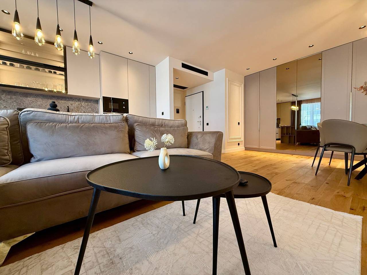Hel leilighet, Modern ausgestattete Ferienwohnung mit überdachtem Balkon direkt am Lebada Lake in Ilfov fylke