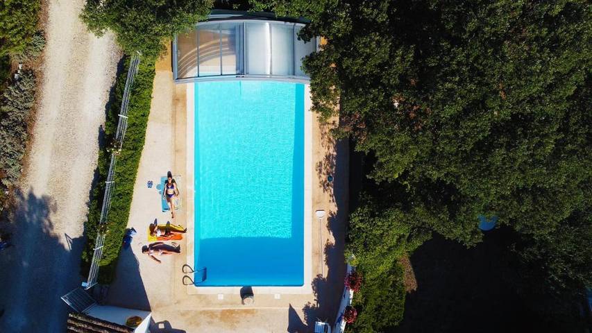 Location de vacances pour 4 personnes, avec piscine ainsi que terrasse et jacuzzi à Saint-Jean-du-Pin