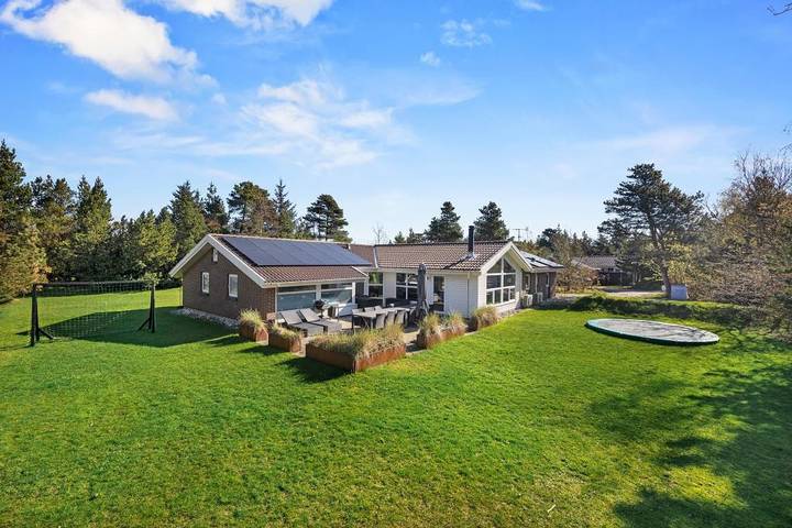 Ferienhaus für 12 Personen, mit Balkon/Terrasse und Whirlpool sowie Terrasse und Pool in Ho