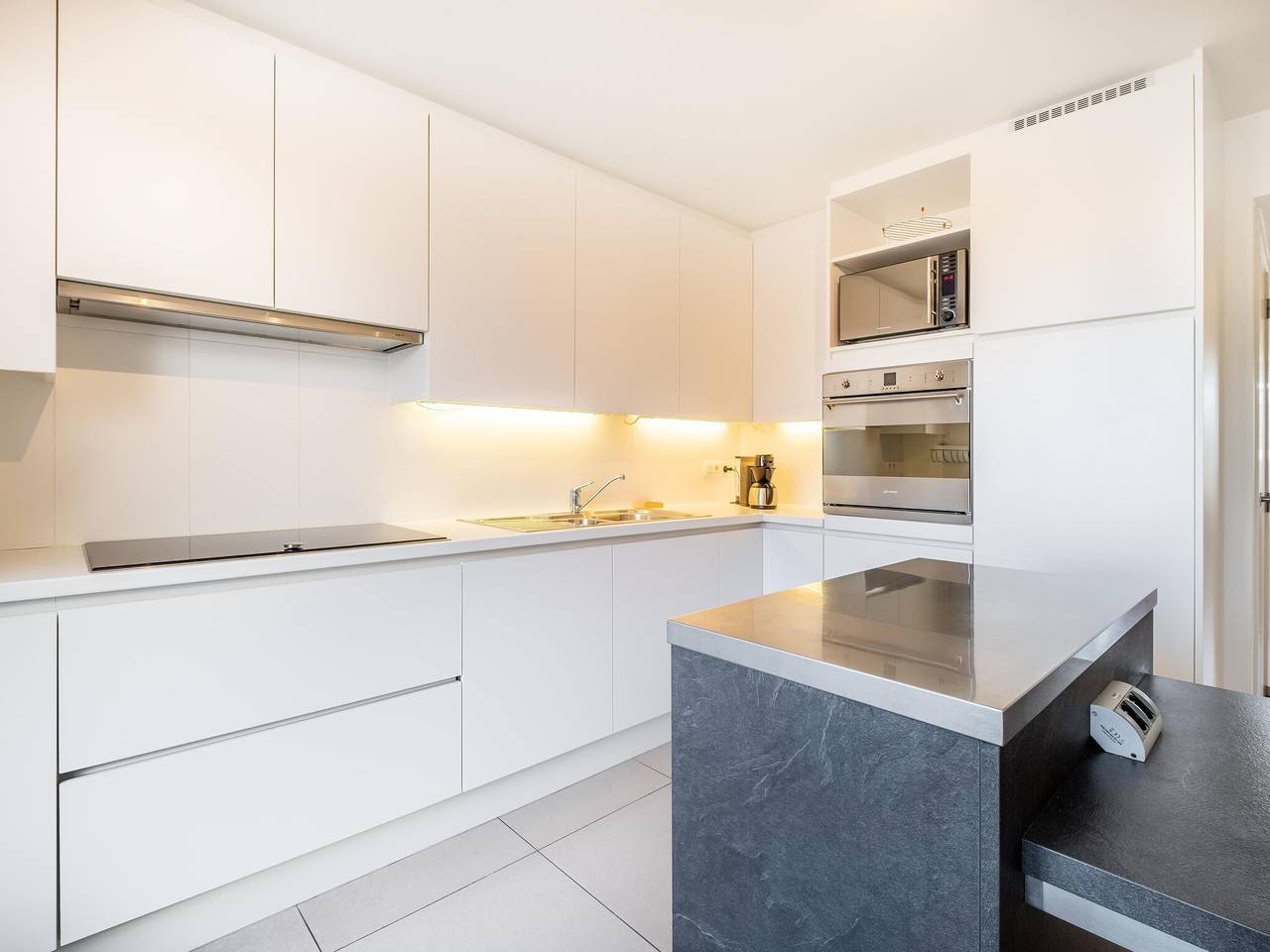 Entire apartment, Coastal Retreat with Balcony in Koksijde-Bad, Koksijde