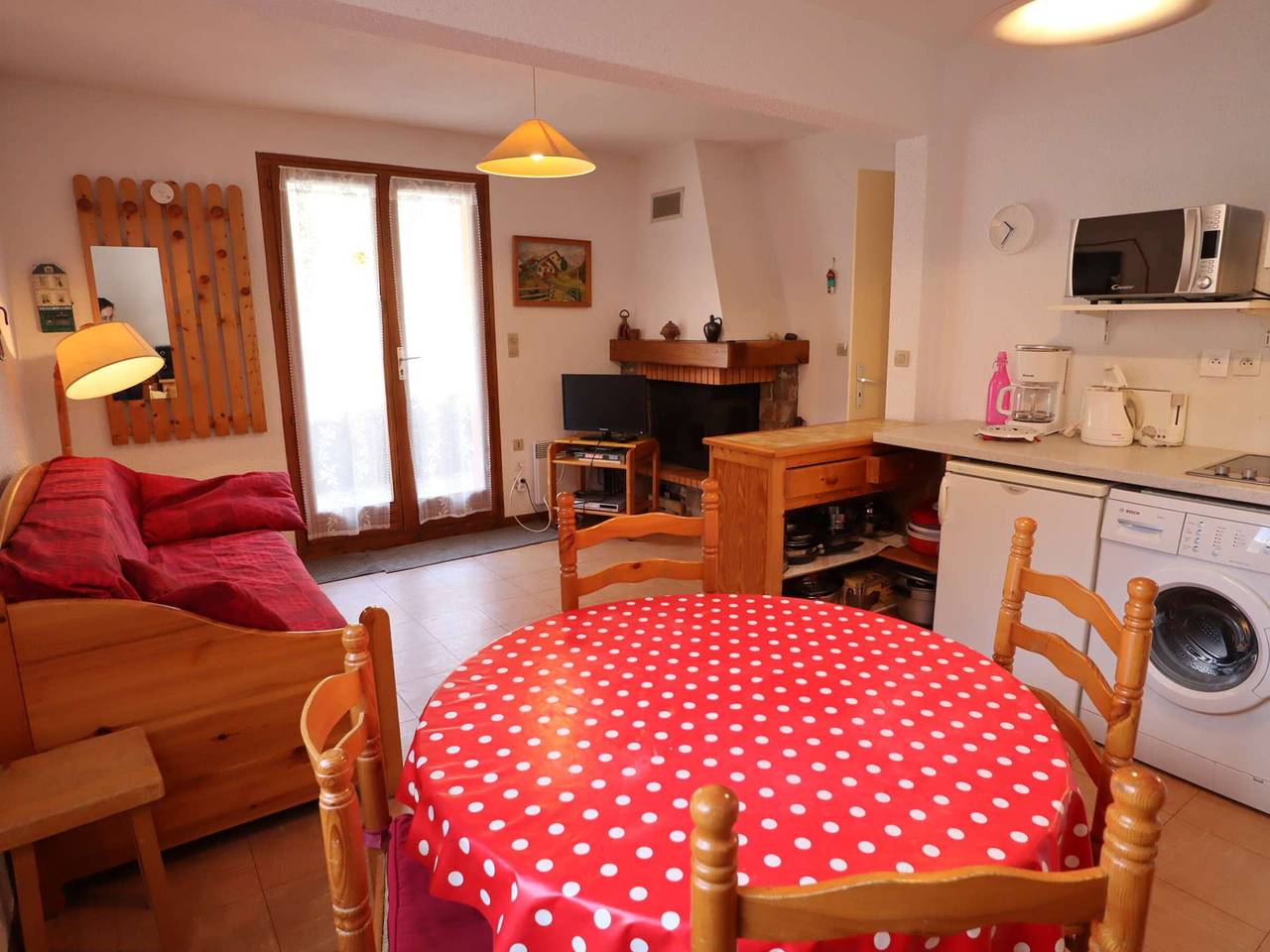 Entire apartment, Cozy 2-Br Apartment with Fireplace, Terrace, and Ski Access in Arêches-Beaufort in Beaufort (Rhône-Alpes), Albertville region