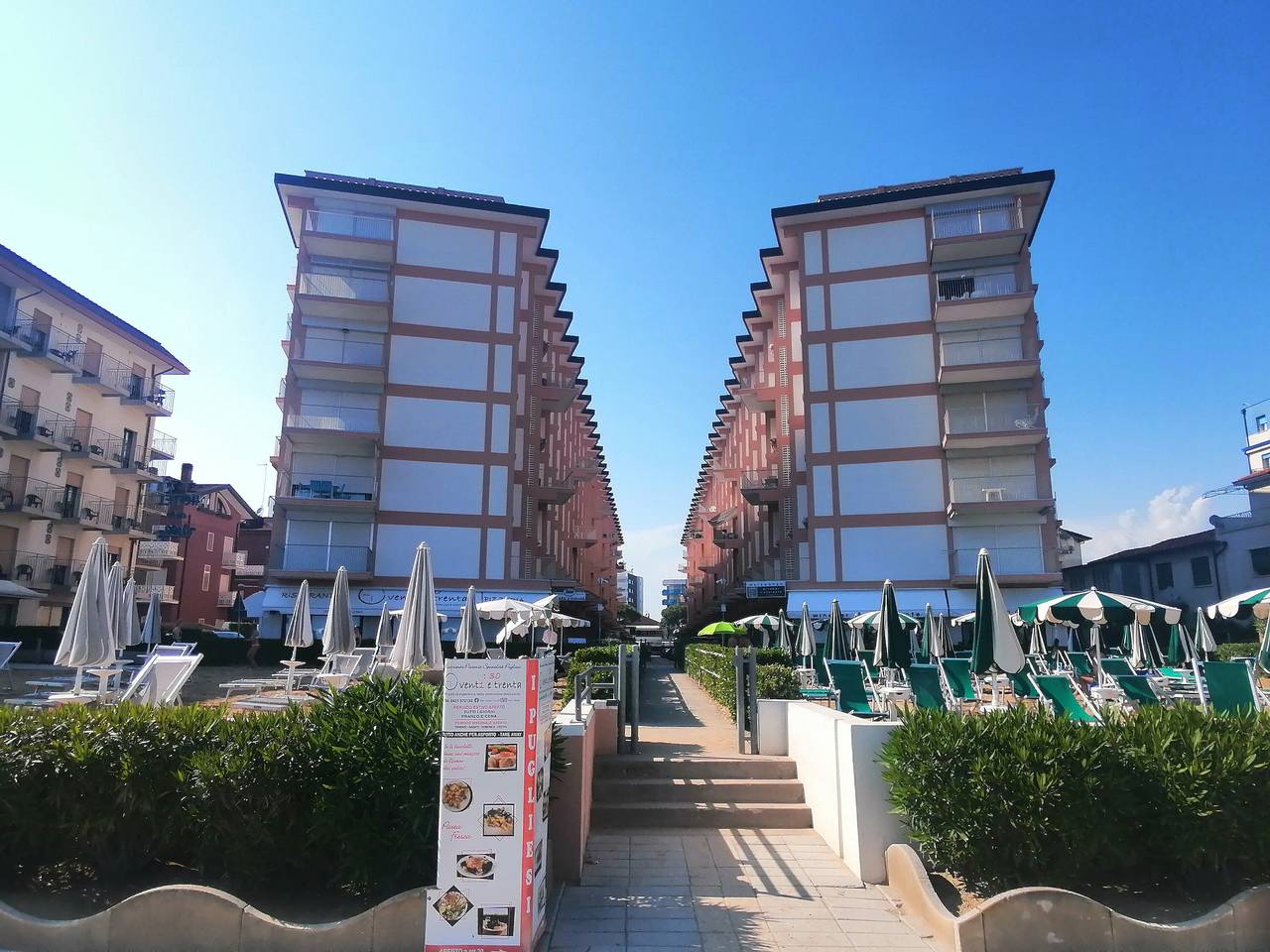 Ganze Wohnung, Apartment 'Mareva 3 Zimmer am Meer' mit Meerblick, privater Terrasse und Wlan in Lido di Jesolo, Jesolo