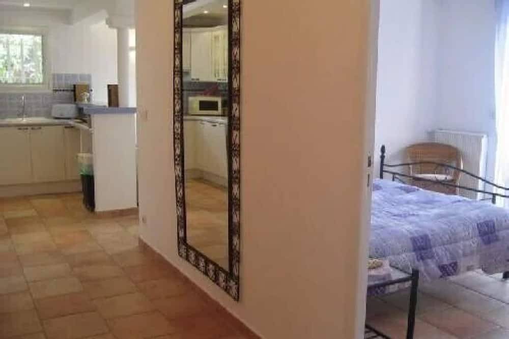 Standing Villa (independent ground floor) + swimming pool / Cavalaire / Air conditioning. Prox St-Tropez. Ideal Family in Cavalaire-sur-Mer, Côte méditerranéenne (France)