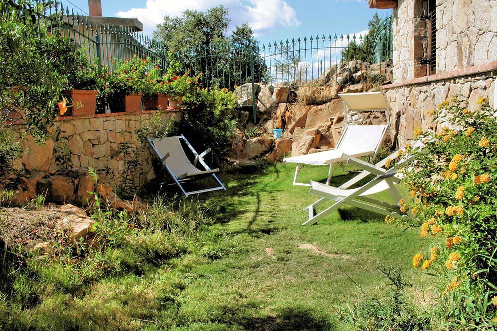 Villa mit exklusivem Garten, 240 Meter vom Strand entfernt, Meer- und Bergblick. in Tancau sul Mare, Lotzorai
