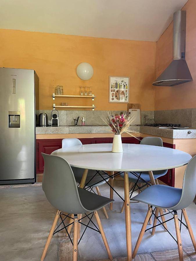 Gîte pour 4 personnes, avec vue ainsi que terrasse et piscine, animaux acceptés à Belvézet