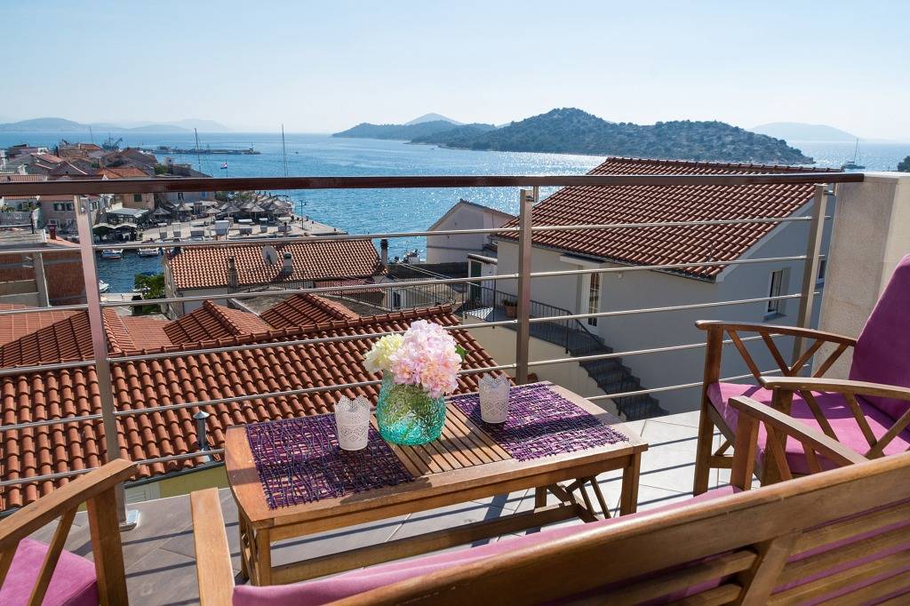Ganze Wohnung, Ferienwohnung in Tribunj mit Meerblick, Terrasse, Klimaanlage, W-Lan (4265-1) in Tribunj, Šibenik-Knin