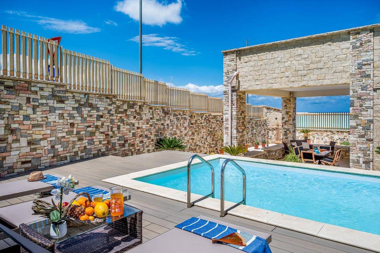 Villa La Battigia con piscina privata, fronte mare in Balestrate, Provincia di Palermo