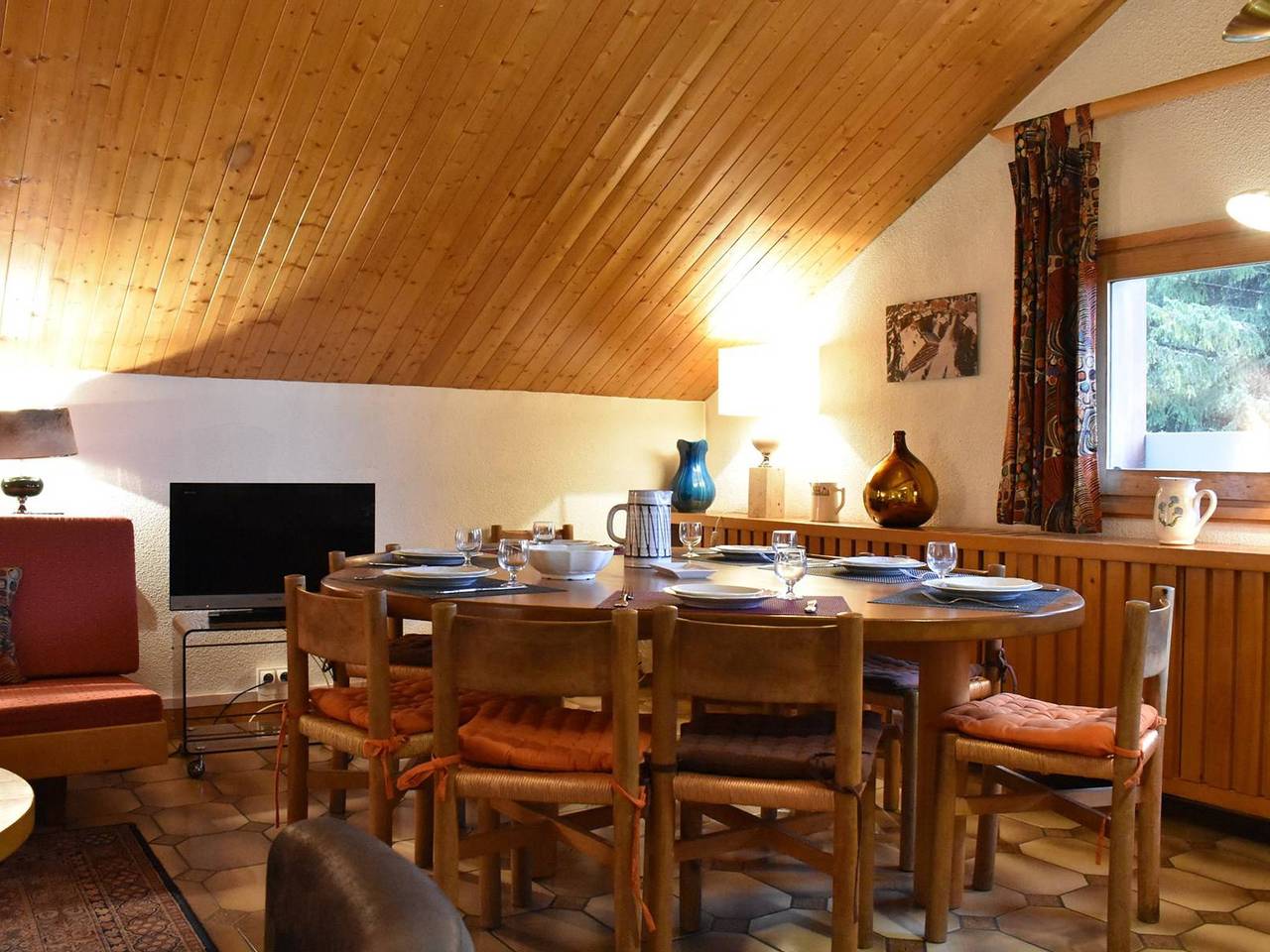 Entire apartment, Spacious 4-Room Mezzanine Apartment for 9 near Meribel Slopes in Les Allues, Les Trois Vallées