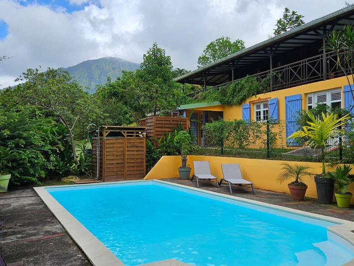 Appartement de vacances pour 4 personnes, avec piscine ainsi que jardin et vue
