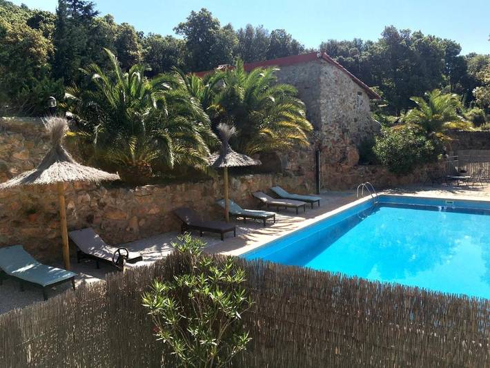 Gîte pour 4 personnes, avec vue ainsi que piscine et jardin, adapté aux familles à OMS (homonymie)