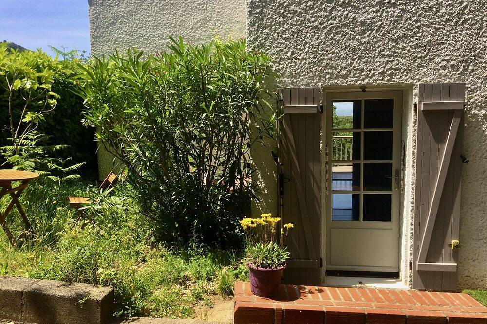 Appartement entier, Studio avec vue, terrasse en bois et jardinet, piscine, entre mer et montagne in Laroque-des-Albères, Côte méditerranéenne (France)