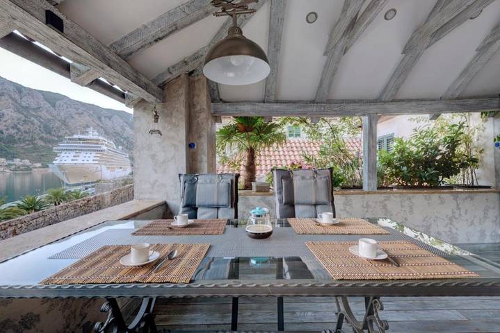 Ferienwohnung für 4 Personen, mit Terrasse und Ausblick in Kotor