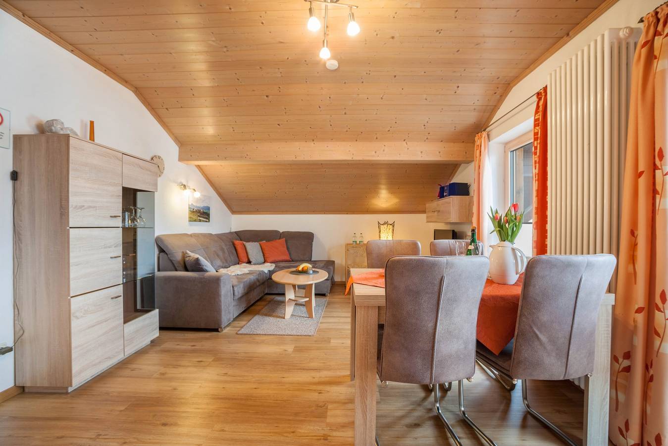 Ganze Wohnung, Ferienwohnung 'Schloßberg' mit Bergblick, Balkon und Wlan in Hopferau, Bayerisch Schwaben