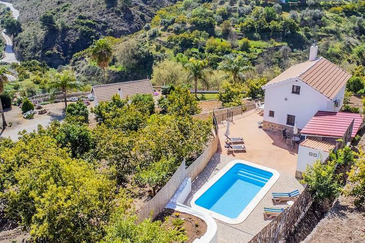 Casa rural para 6 personas, con jardín y terraza, Se admiten mascotas en Yunquera