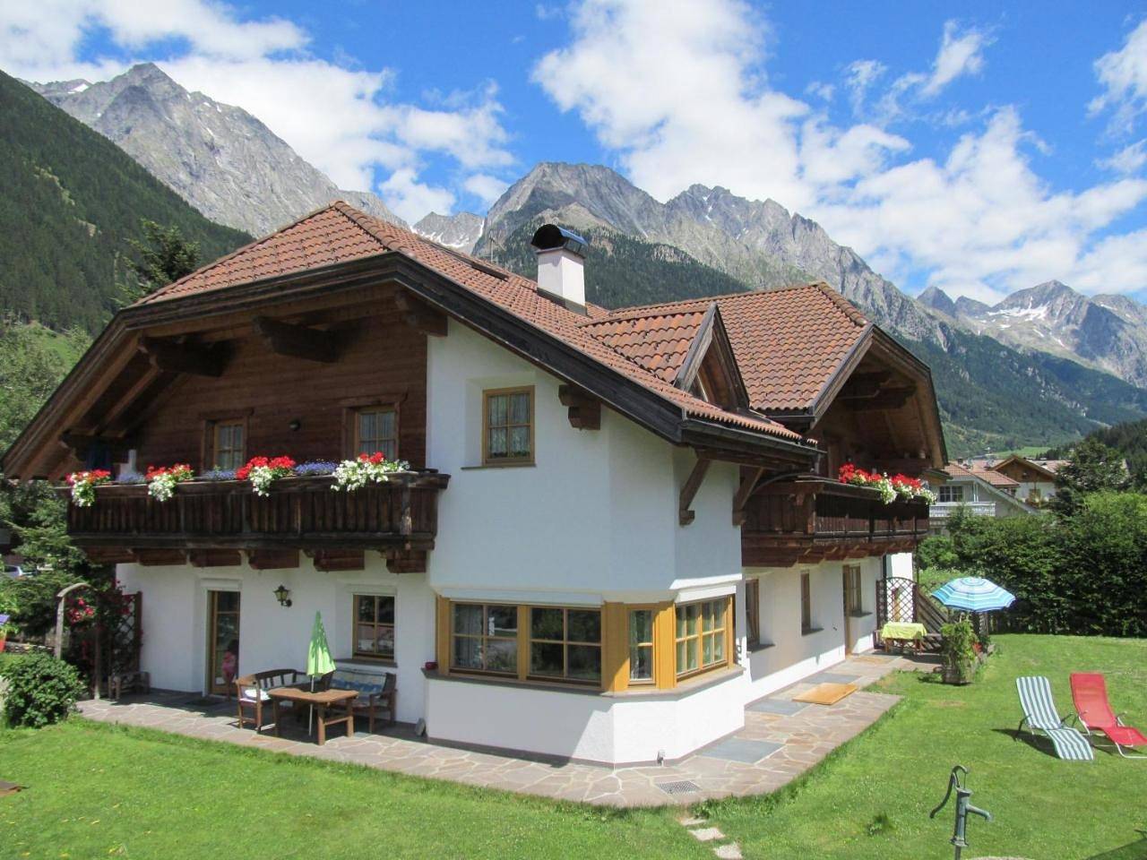 Ganze Wohnung, Apartment with Balcony in Antholz, Rasen-Antholz