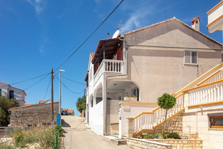Ferienwohnung für 3 Personen, mit Balkon/Terrasse, mit Haustier in Jezera - 2